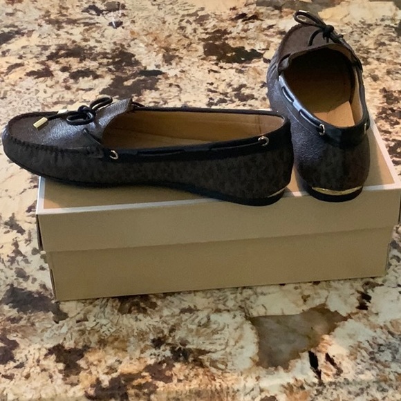 Woman’s Shoes - Picture 3 of 5